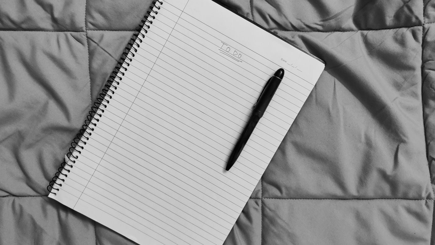 Eine leere Aufgabenliste und ein Stift